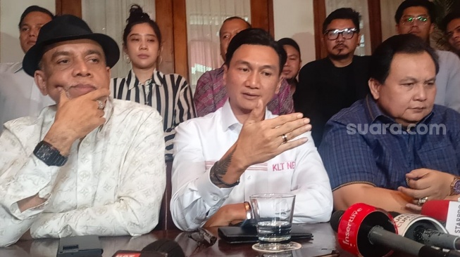 Anji didampingi pengacaranya, Pieter Ell dan Minola Sebayang dalam jumpa pers di Gunawarman, Jakarta Selatan, Kamis (27/6/2024) [Suara.com/Rena Pangesti]