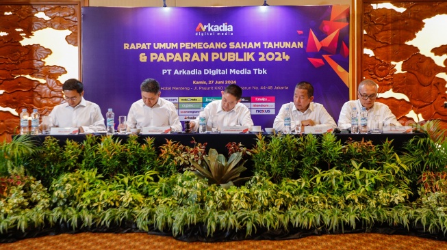 Jajaran Direksi PT Arkadia Digital Media Tbk saat menggelar Rapat Umum Pemegang Saham (RUPS) di Aryaduta Hotel, Jakarta, Kamis (27/6/2024). [Suara.com/Alfian Winanto]