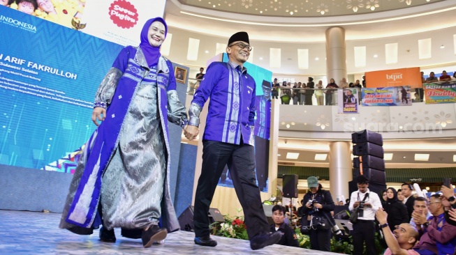 Prof Zudan Arif Fakrulloh dan Istri Kenakan Wastra Sengkang Motif Pucuk Rebung di Fashion Show