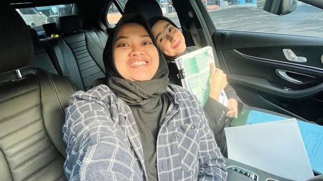 Potret Sonya Fatmala Lulus Sidang Skripsi di Usia 30 Tahun. (Instagram/sonyafatmala)