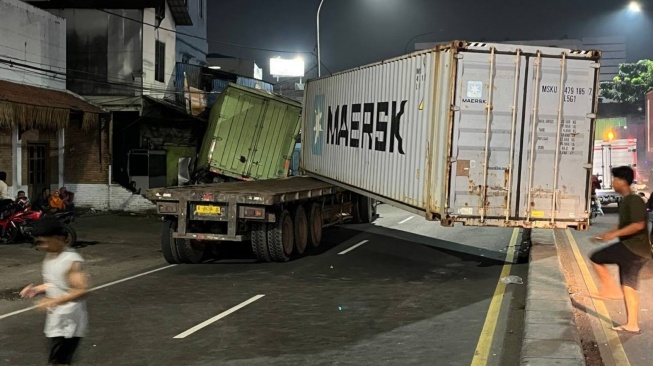 Apes! Rumah Makan di Bekasi Luluh Lantak Diseruduk Truk Kontainer: Sopir Diduga Ngantuk