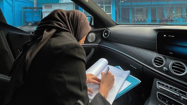 Potret Sonya Fatmala Lulus Sidang Skripsi di Usia 30 Tahun. (Instagram/sonyafatmala)