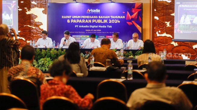 Jajaran Direksi PT Arkadia Digital Media Tbk saat menggelar Rapat Umum Pemegang Saham (RUPS) di Aryaduta Hotel, Jakarta, Kamis (27/6/2024). [Suara.com/Alfian Winanto]