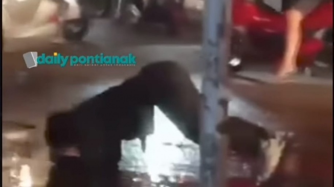 Viral Video Seorang Warga Pontianak Diduga Kerasukan di Tengah Jalan, Netizen: Kebenyakan Cek Khodam