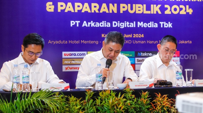 Komisaris PT Arkadia Digital Media, Iwa Sukresno Karunia (tengah) memberikan paparan saat menggelar Rapat Umum Pemegang Saham (RUPS) di Aryaduta Hotel, Jakarta, Kamis (27/6/2024). [Suara.com/Alfian Winanto]