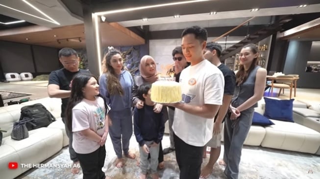 Potret Kejutan Ultah Azriel Hermansyah (YouTube/The Hermansyah A6)