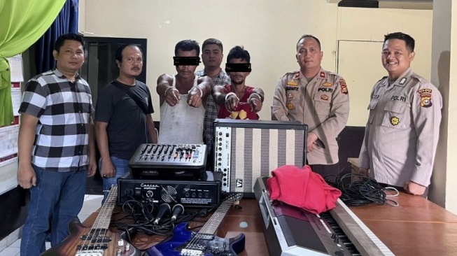 Gak Punya Adab! Sikat Alat Musik Gereja, 2 Maling Ini Dicokok saat Asyik Kongkow di Kedai Tuak