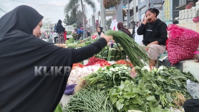 Pedagang yang mengemper berjualan di jalan KS Tubun. [KlikKaltim.com]