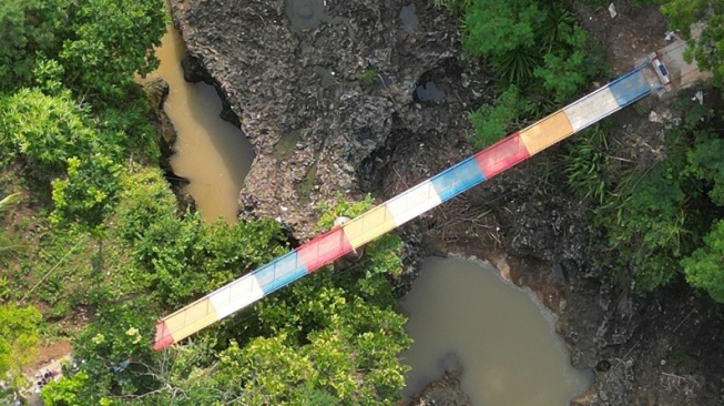 Perluas Akses Kehidupan Desa, Telkom Rekonstruksi Jembatan Gantung di Desa Cimahpar, Kab. Sukabumi