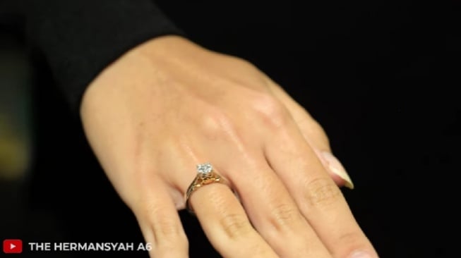 Cincin tunangan yang dibeli Azriel Hermansyah untuk Sarah Menzel. (YouTube)