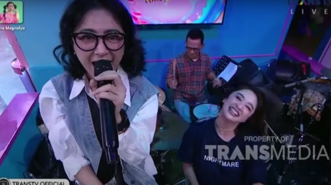 Uut Permatasari ekspresif bernyanyi dengan Dewi Perssik (YouTube/TRANS TV Official)