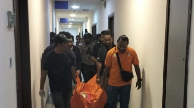 Waktu Check-In Habis tapi Gak Keluar-keluar, Anggota DPRD Jayapura Ternyata Tewas di Balik Pintu Hotel