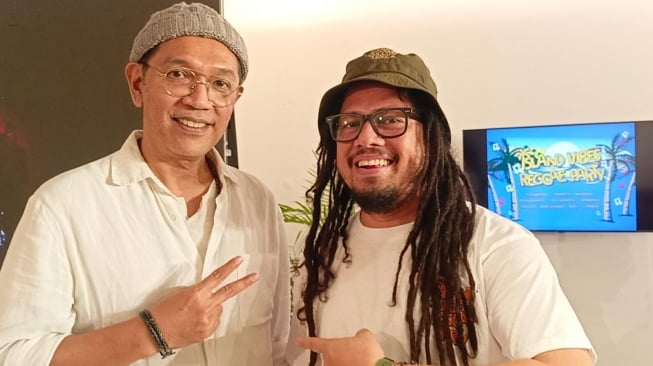 Eki Puradiredja dan Rival Iman, bassist Coconuttreez saat konferensi pers "Island Vibes Reggae Party" di Taman Ismail Marzuki, Cikini, Jakarta Pusat pada Jumat (28/6/2024). [Rena Pangesti/Suara.com]