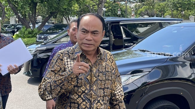 Menteri Komunikasi dan Informatika (Menkominfo) Budi Arie Setiadi datang menyambangi Istana Kepresidenan Jakarta. (Suara.com/Novian)