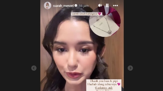 Sarah Menzel dapat kalung dari calon mertua. (Instagram)