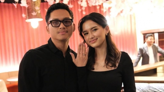 Azriel Hermansyah Lamar Sarah Menzel di Hari Ulang Tahunnya, Ini Sosok Calon Mertuanya yang Bukan Orang Sembarangan