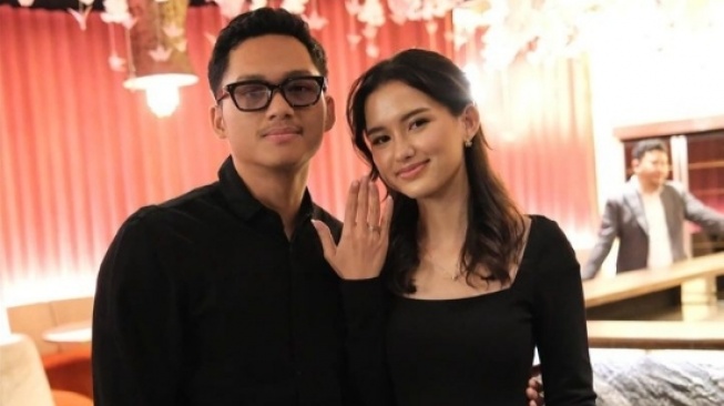 Azriel Hermansyah Resmi Lamar Sarah Menzel saat Rayakan Ulang Tahun ke-24