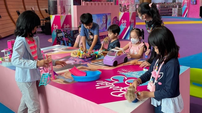 Destinasi Liburan Sekolah untuk Penggemar Barbie, Ada DIY Custom Hat Hingga Fashion Show