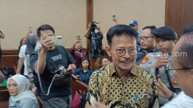 Ekspresi eks Mentan Syahrul Yasin Limpo saat menjalani sidang tuntutan kasus korupsi di Kementan. Sidang tuntutan kasus SYL digelar di Pengadilan Tipikor Jakarta. (Suara.com/Dea)