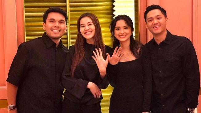 Azriel Hermansyah Lamar Sarah Menzel, Warganet Salfok Sama Aaliyah Massaid dan Thariq Halilintar: Selalu Ada, Ya?