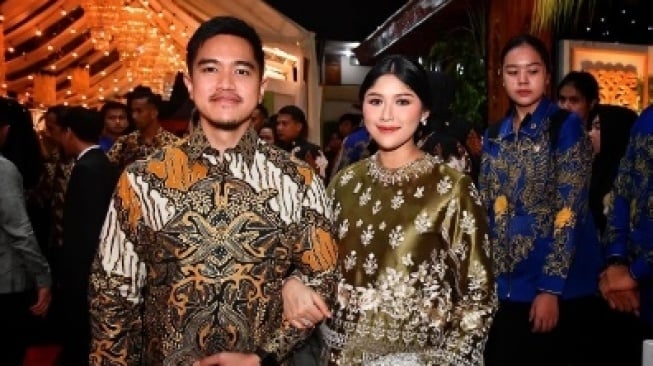 Hadiri Pesta Bersama Suami, Erina Gudono Tampil Mewah Pakai Busana dari Kain Ulos!