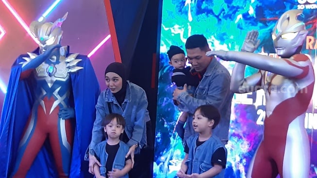 Rizal Armada dan istri saat menyaksikan pameran Ultraman di Neo Soho, Jakarta Barat pada Kamis (27/6/2024) [Suara.com/Rena Pangesti]