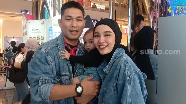 Rizal Armada dan istri saat menyaksikan pameran Ultraman di Neo Soho, Jakarta Barat pada Kamis (27/6/2024) [Suara.com/Rena Pangesti]