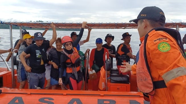 Tragis! Kapal Angkut Puluhan Wisatawan Terbalik Dihantam Ombak di Tapteng, 3 Orang Tewas