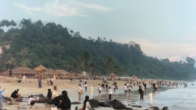 Wisatawan Abaikan Imbauan Tim SAR,  Pencarian Korban Tenggelam di Pantai Rio By The Beach Terhambat