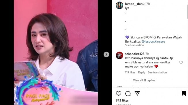 ekspresi Dewi Perssik saat bacakan cue card perbandingan kecantikan Sarni dan Venna Melinda