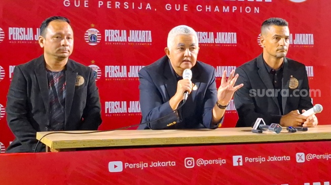 Direktur Utama Persija Ambono Janurianto (tengah), Pelatih Carlos Pena (kanan), dan asisten pelatih Ricky Nelson (kiri). (Suara.com/Adie Prasetyo Nugraha).