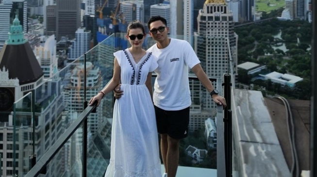 Azriel Hermansyah dan Sarah Menzel liburan ke luar negeri. [Instagram]