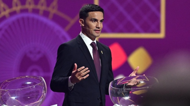 Mantan pesepakbola Australia Tim Cahill berbicara di atas panggung saat pengundian Piala Dunia 2022 di Qatar di Pusat Pameran dan Konvensi Doha pada 1 April 2022.François-Xavier MARIT / AFP