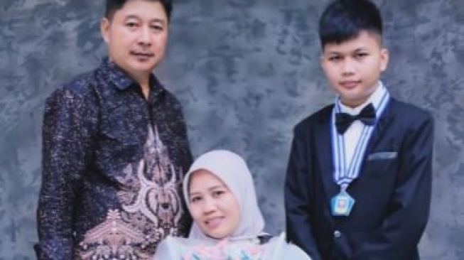 Foto Sus Rini bersama suami dan anaknya. [TikTok]