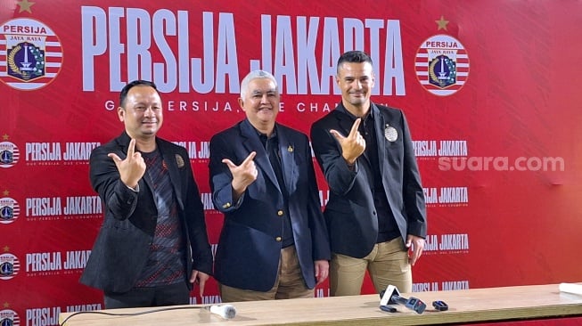 Direktur Utama Persija Ambono Janurianto (tengah), Pelatih Carlos Pena (kanan), dan asisten pelatih Ricky Nelson (kiri). (Suara.com/Adie Prasetyo Nugraha).