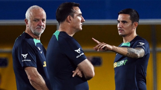 Mantan pesepakbola Australia Tim Cahill (kanan) memberi isyarat di dekat pelatih Australia Graham Arnold saat sesi latihan di Aspire Academy di Doha pada 14 November 2022, jelang turnamen sepak bola Piala Dunia Qatar 2022.Paul ELLIS / AFP