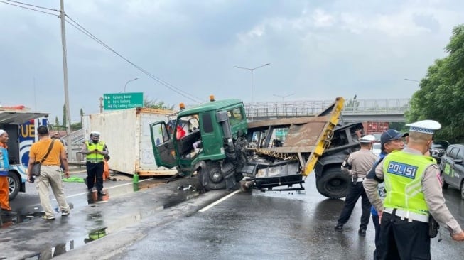 Kecelakaan Maut di Tol JORR Cakung: Sopir Truk Tertimpa Boks Kontainer