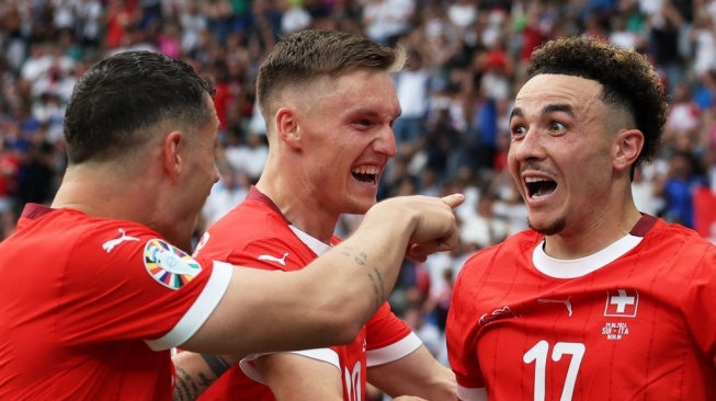 Gelandang Swiss Ruben Vargas (kanan) merayakan bersama rekan satu timnya setelah mencetak gol kedua timnya pada pertandingan sepak bola babak 16 besar UEFA Euro 2024 antara Swiss dan Italia di Olympiastadion Berlin di Berlin pada 29 Juni 2024.Ronny HARTMANN / AFP