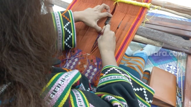 Perempuan Nusa Tenggara Timur (NTT) belum boleh menikah jika belum bisa membuat kain tenun.