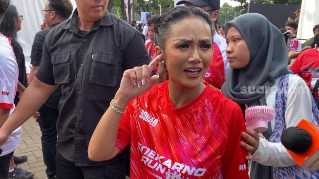 Krisdayanti atau Kris Dayanti di kawasan Senayan, Jakarta, Minggu (30/6/2024). [Suara.com/Adiyoga Priyambodo]