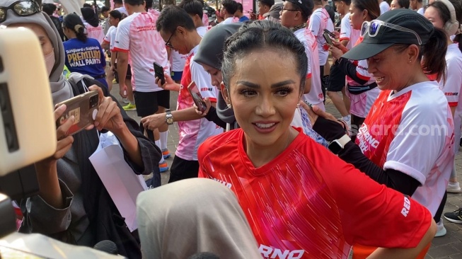 Krisdayanti atau Kris Dayanti di kawasan Senayan, Jakarta, Minggu (30/6/2024). [Suara.com/Adiyoga Priyambodo]