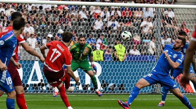 Gelandang Swiss Ruben Vargas melakukan tendangan untuk mencetak gol kedua timnya pada pertandingan sepak bola babak 16 besar UEFA Euro 2024 antara Swiss dan Italia di Olympiastadion Berlin di Berlin pada 29 Juni 2024.Fabrik COFFRINI / AFP