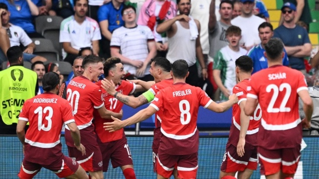 Gelandang Swiss Ruben Vargas (tengah) merayakan bersama rekan satu timnya setelah mencetak gol kedua timnya pada pertandingan sepak bola babak 16 besar UEFA Euro 2024 antara Swiss dan Italia di Olympiastadion Berlin di Berlin pada 29 Juni 2024.Kirill KUDRYAVTSEV / AFP