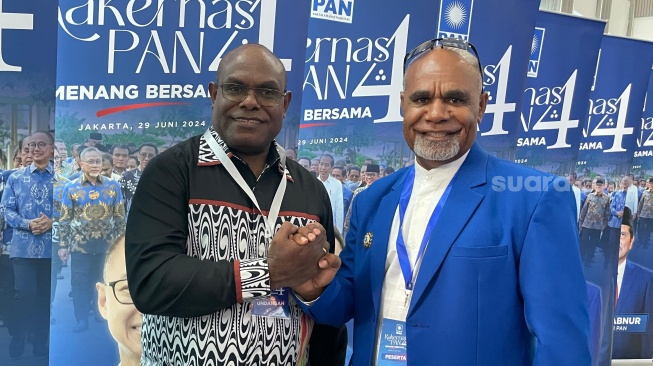 Partai Amanat Nasional (PAN) memberikan rekomendasi dukungan kepada Meki Fritz Nawipa dan Deinas Geley sebagai bakal calon gubernur dan cawagub Papua Tengah 2024. (Suara.com/Novian)