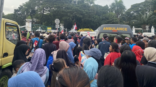 Warga Berdesakan di Pintu Timur Monas, Ingin Nonton Perayaan HUT Polri