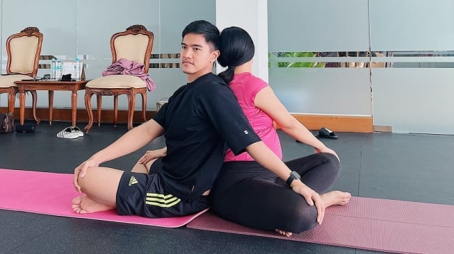 Potret Erina Gudono Ikuti Kelas Prenatal Yoga. (Instagram/jamilatus.sadiyah)