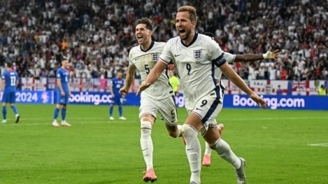 Penyerang Inggris #09 Harry Kane (kanan) mencetak gol kedua timnya selama pertandingan sepak bola babak 16 besar UEFA Euro 2024 antara Inggris dan Slovakia di Arena AufSchalke di Gelsenkirchen pada 30 Juni 2024. PATRICIA DE MELO MOREIRA / AFP