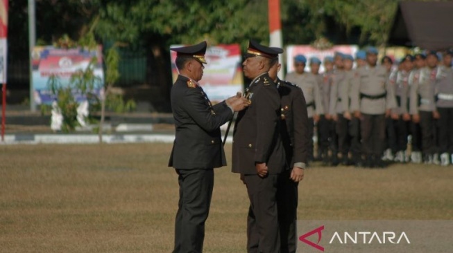 Kapolda NTT Irjen Daniel Tahi Monang Silitonga saat memberikan penghargaan kepada anggota Polda NTT yang berprestasi di Mapolda NTT, Senin. (ANTARA/Kornelis Kaha)