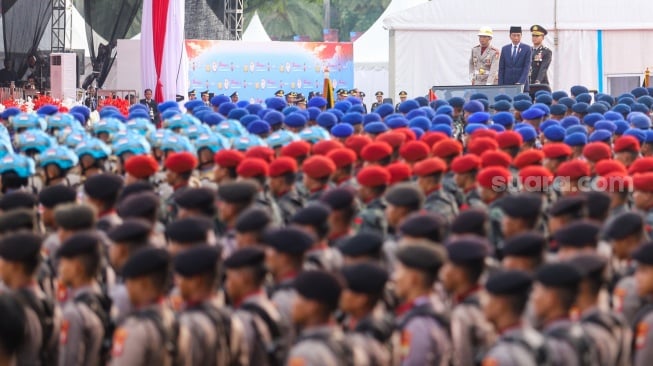 Presiden Joko Widodo memeriksa pasukan saat upacara peringatan HUT ke-78 Bhayangkara di Lapangan Silang Monas, Jakarta, Senin (1/7/2024). [Suara.com/Alfian Winanto]