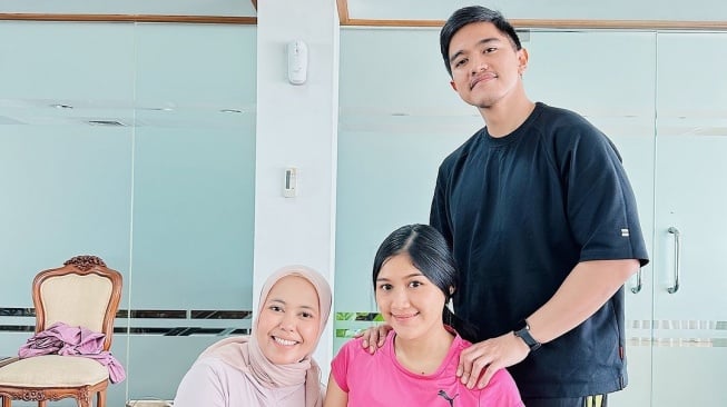 Potret Erina Gudono Ikuti Kelas Prenatal Yoga. (Instagram/jamilatus.sadiyah)